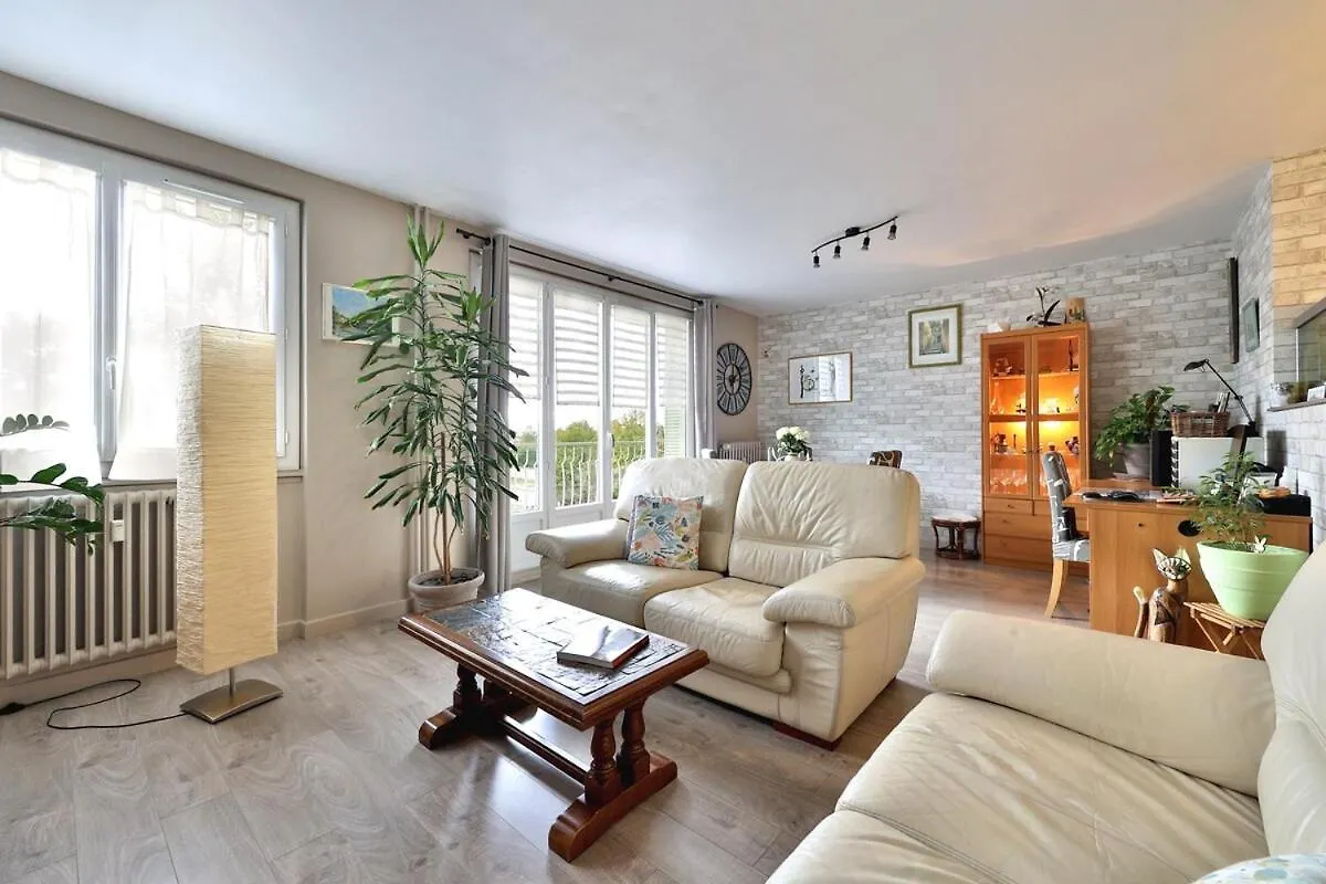 Logement Chaleureux Avec Balcon Bron France