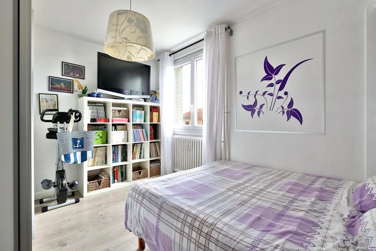 Logement Chaleureux Avec Balcon Bron 0*,  France