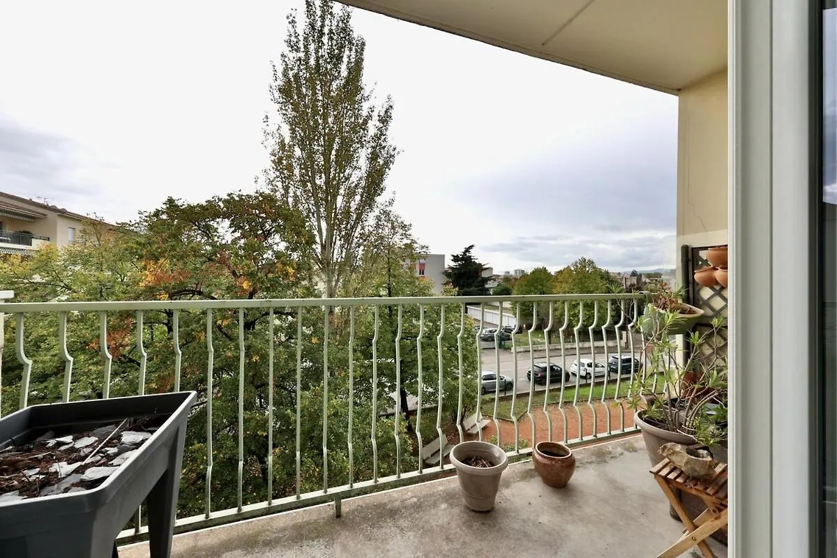 Logement Chaleureux Avec Balcon Bron